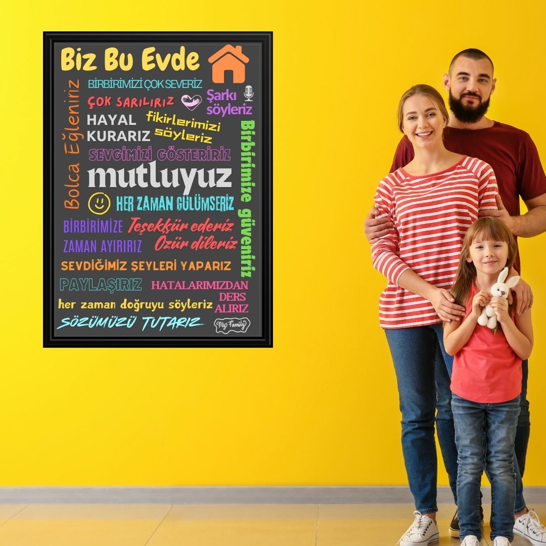 Bu Evde Her Zaman Gülümseriz Yazısı (Siyah Çerçeve Görünümlü) Renkli Yazılı 40x55 PVC 1mm